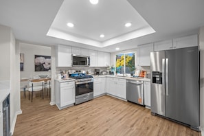 Jääkaappi, mikroaaltouuni, uuni, liesi