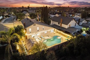 Una piscina al aire libre