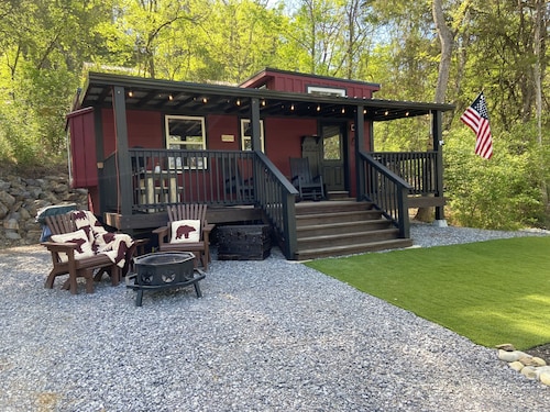 Tiny Mountain Lodge with Smokey Mountain views. Newport TN Lodge decor.