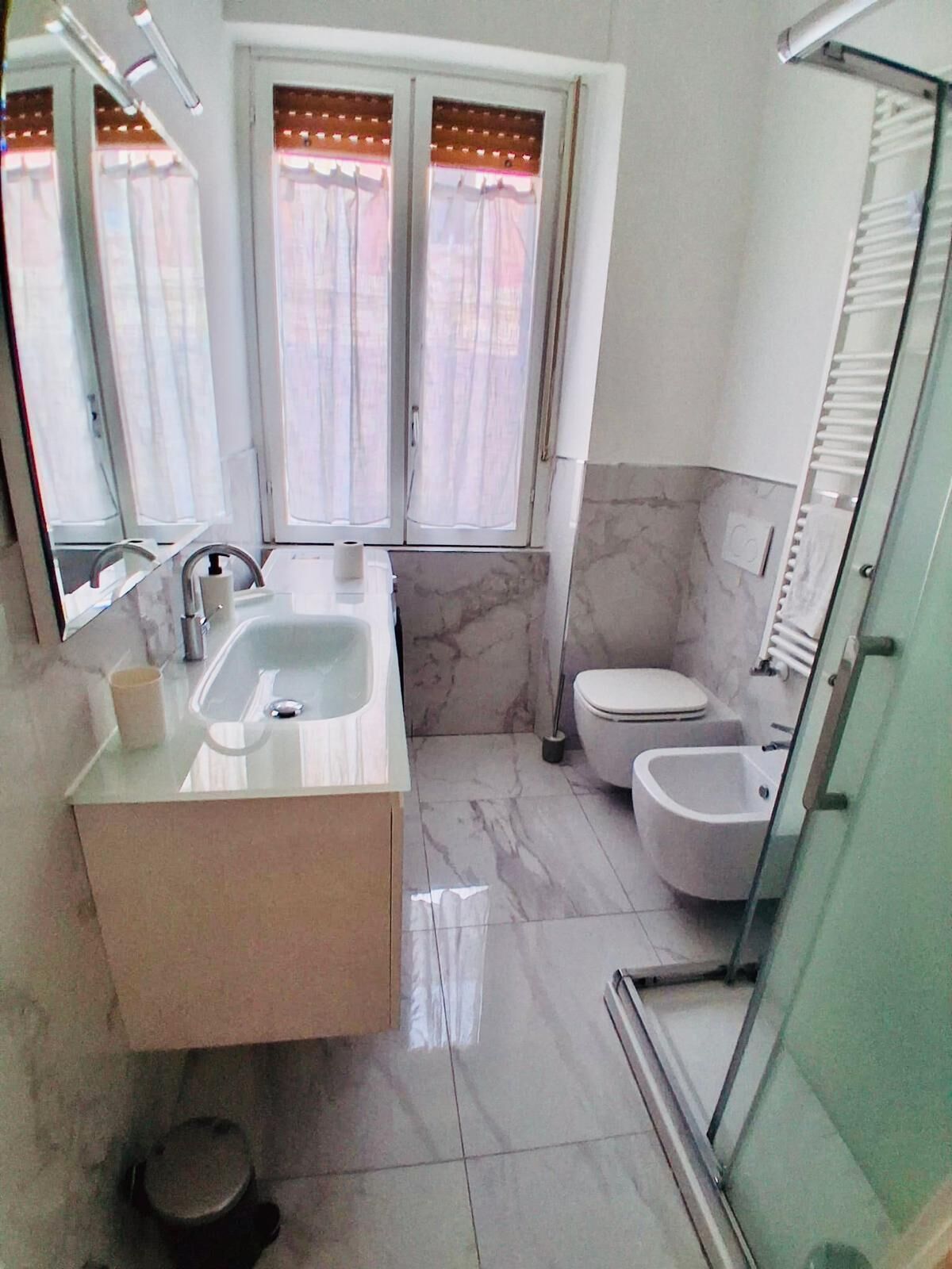 Dusj, hårføner, bidé og håndklær