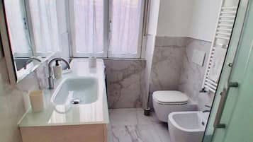 Een douche, een haardroger, een bidet, handdoeken