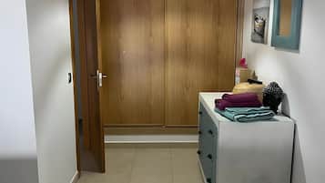 Iron/ironing board, WiFi, bed sheets