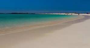 Una spiaggia nelle vicinanze