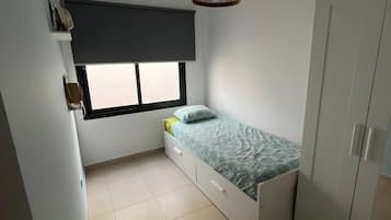 Tabla de planchar con plancha, wifi y ropa de cama