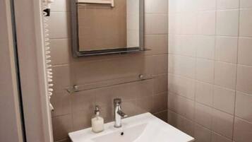 Sèche-cheveux, serviettes fournies