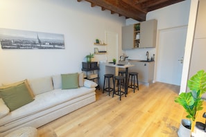 TV - Jasmin House (Two-room apartment in the Historic Center of Turin) (Turin)