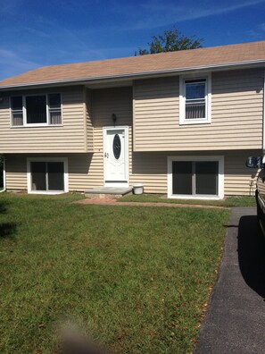 Exterior - 1 Mile walk to the Beach! Summer Fun! (Narragansett)