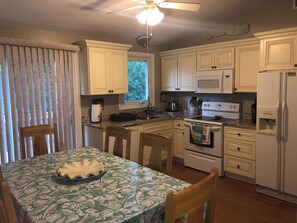 Private kitchen - 1 Mile walk to the Beach! Summer Fun! (Narragansett)