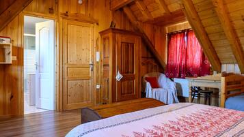 4 slaapkamers, een strijkplank/strijkijzer, wifi, beddengoed