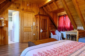 4 habitaciones, tabla de planchar con plancha, wifi y ropa de cama 