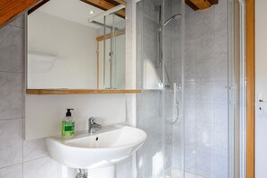 Ducha, secador de pelo, toallas