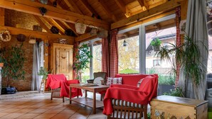 A wooden interior with a wooden table, red-covered chairs, a wooden bench, and a chest of drawers. - Guest Room and Table d'hôtes 'À L'ancienne Boulangerie - Canrémy' (Elsenheim)