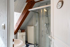 Chuveiro, secador de cabelo, toalhas de banho