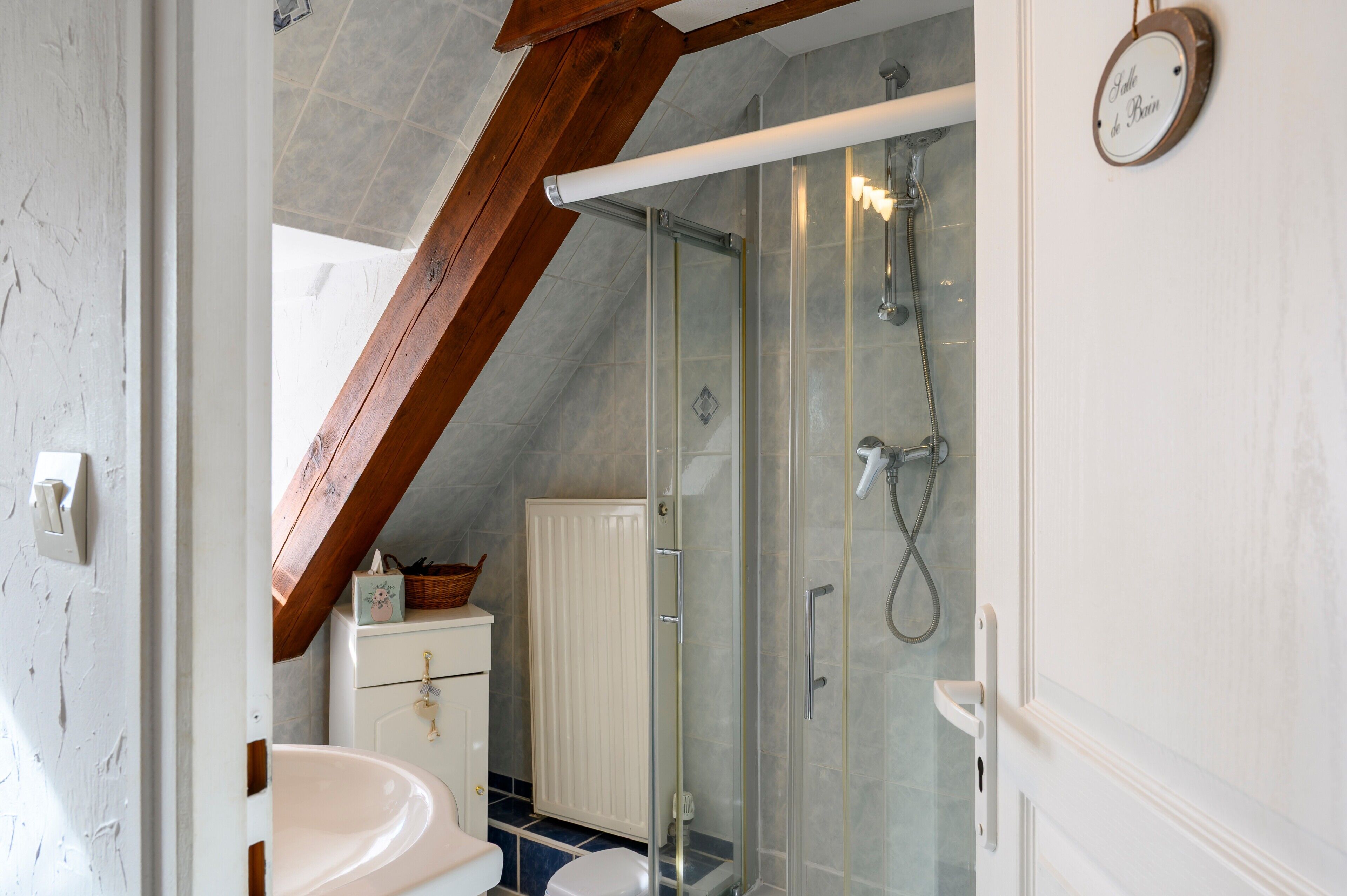 Ein Badezimmer mit Dusche, Waschbecken und Toilette.