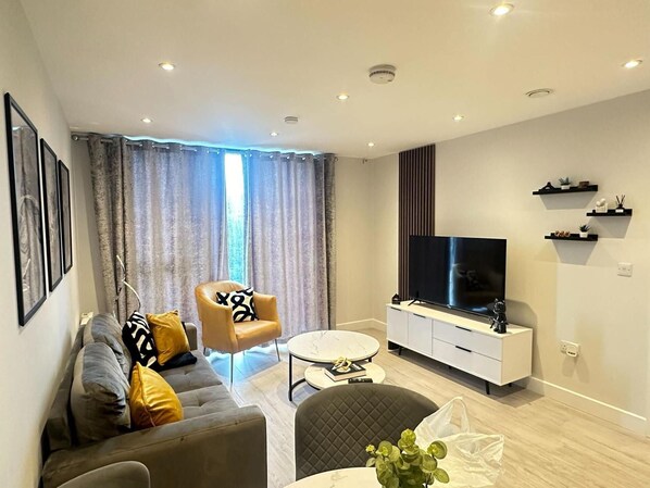 TV - Salford City Retreat - 2 Bedroom Apartment (Salford)