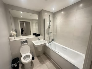 Shower, towels, toilet paper - Salford City Retreat - 2 Bedroom Apartment (Salford)