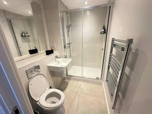 Shower, towels, toilet paper - Salford City Retreat - 2 Bedroom Apartment (Salford)
