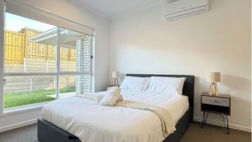 4 bedrooms, iron/ironing board, WiFi, bed sheets