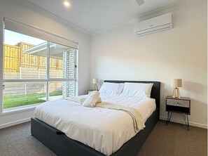 4 bedrooms, iron/ironing board, WiFi, bed sheets - Nature at Your Doorstep – New House, Easy Vibes (White Rock)