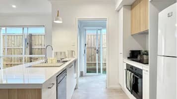 Micro-ondes, four, plaque de cuisson, lave-vaisselle