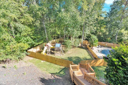 Lovely 4-bedroom house with hot tub, seasonal pool, game room, putting green