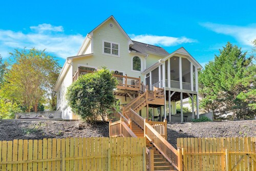 Lovely 4-bedroom house with hot tub, seasonal pool, game room, putting green