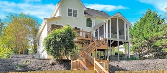 Lovely 4-bedroom house with hot tub, seasonal pool, game room, putting green