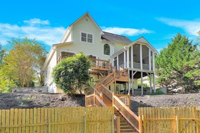 Lovely 4-bedroom house with hot tub, seasonal pool, game room, putting green