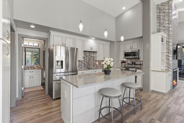 Mikrobølgeovn, ovn, kokeplater og oppvaskmaskin