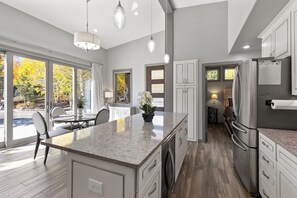 Mikrobølgeovn, ovn, kokeplater og oppvaskmaskin