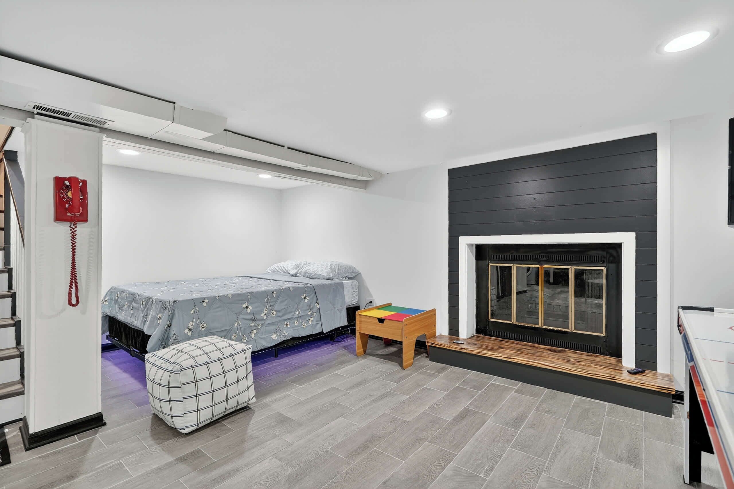 3 makuuhuonetta, työpöytä, silitysrauta/-lauta, vauvan matkasänky