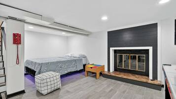 3 slaapkamers, een bureau, een strijkplank/strijkijzer, reisbedje