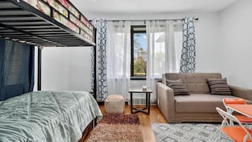 3 habitaciones, escritorio y tabla de planchar con plancha