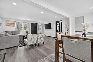 تلفزيون، مدفأة، كرة قدم الطاولة، مكتب