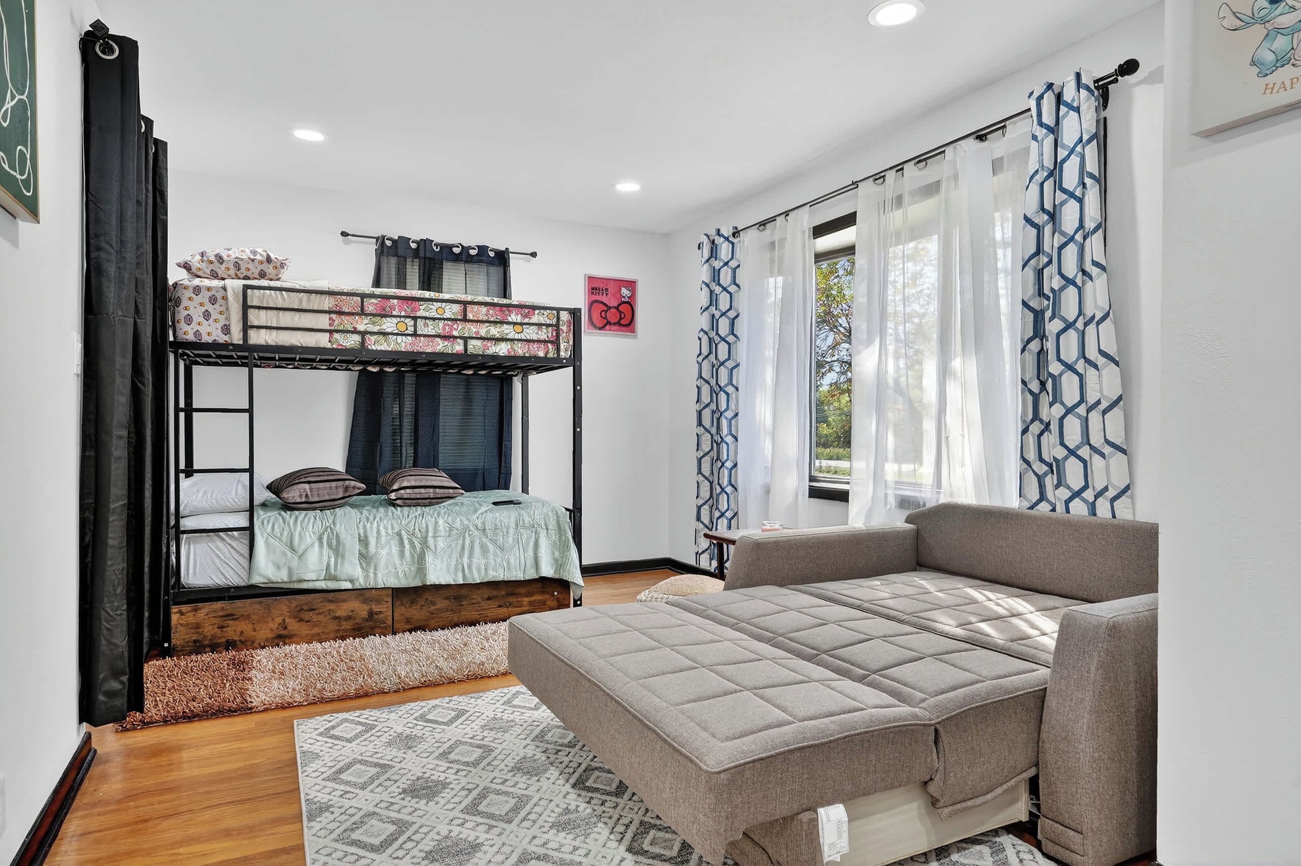 3 chambres, bureau, fer et planche à repasser, lit parapluie