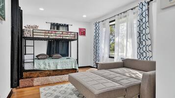 3 chambres, bureau, fer et planche Ă repasser, lit parapluie