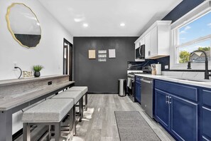 ثلاجة، ميكروويف، فرن، موقد طهي مسطح