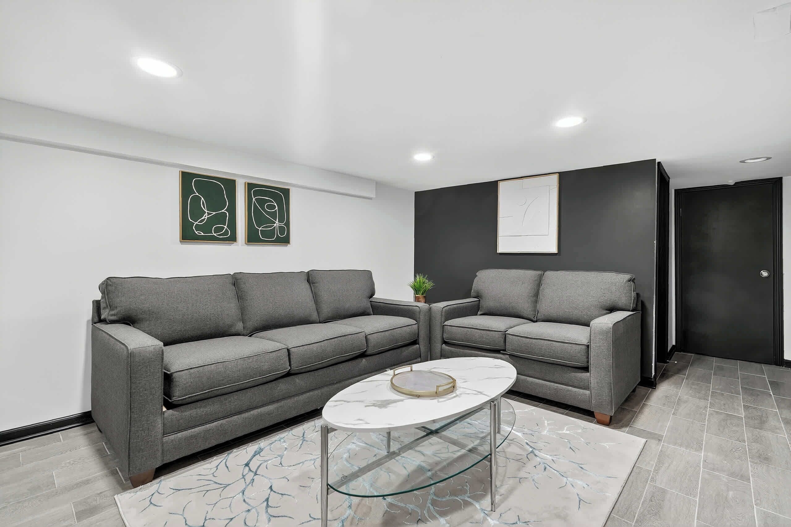 Televisión, chimenea, futbolito y oficina 