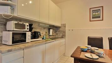 Frigorífico, microondas, horno y lavavajillas