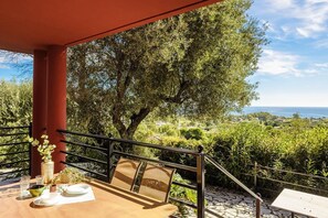 تناول الطعام بالخارج