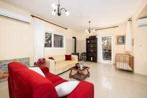 Televisión y chimenea 