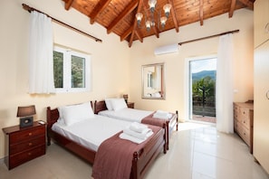 4 bedrooms, iron/ironing board, WiFi, bed sheets