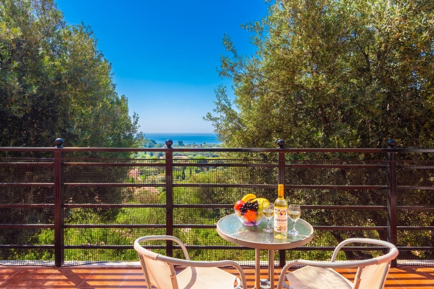 Ein Balkon mit Tisch für zwei Personen, mit Blick auf eine reizvolle Landschaft.