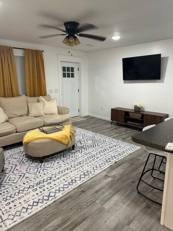 Smart TV - Canary Cottage in Beautiful Ailey, GA (Ailey)