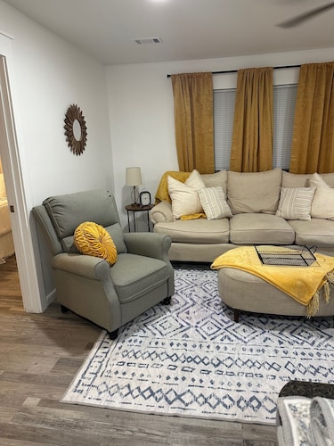 Canary Cottage in Beautiful Ailey, GA