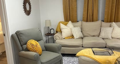 Canary Cottage in Beautiful Ailey, GA