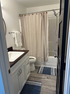 Hair dryer, towels, toilet paper - Canary Cottage in Beautiful Ailey, GA (Ailey)