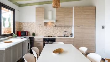 Fridge, oven, stovetop, cookware/dishes/utensils