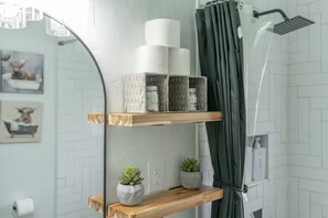 Haartrockner, Handtücher, Seife, Toilettenpapier