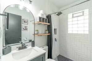 Hiustenkuivaaja, pyyhkeet, saippua, vessapaperi